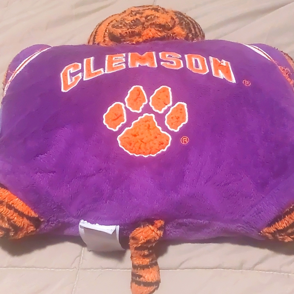 Collegiate travel pillow